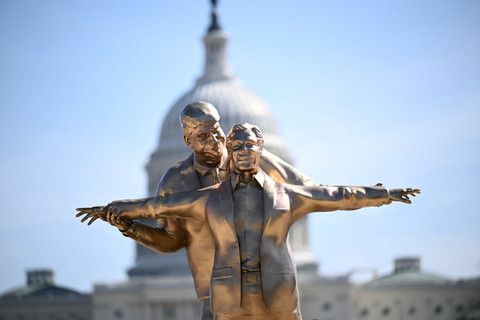 Patung Presiden AS Donald Trump dan mendiang terpidana pelaku kejahatan seksual Jeffrey Epstein terlihat di depan Gedung Capitol AS di Washington, DC, Selasa (10/3/2026). Foto: Brendan Smialowski/AFP