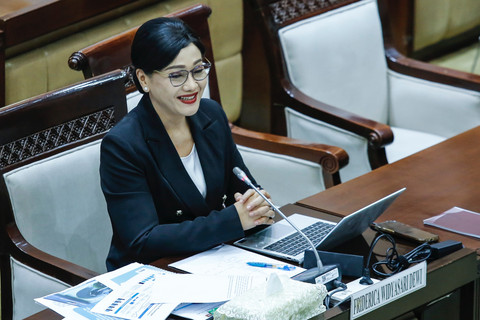 Calon anggota Dewan Komisioner OJK Friderica Widyasari Dewi menyampaikan paparan saat mengikuti Uji Kelayakan dan Kepatutan dengan Komisi XI DPR di Kompleks Parlemen, Senayan, Jakarta, Rabu (11/3/2026). Foto: Asprilla Dwi Adha/ANTARA FOTO