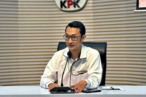 Juru bicara KPK Budi Prasetyo dalam konferensi pers di Gedung Merah Putih KPK, Jaksel, Rabu (11/3). Foto: Amira Nada/kumparan