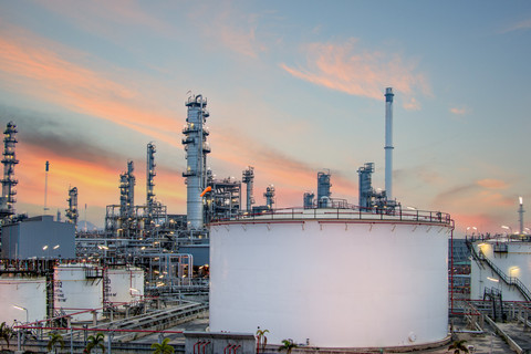 Ilustrasi kilang minyak dan gas. Foto: Rangsarit Chaiyakun/Shutterstock