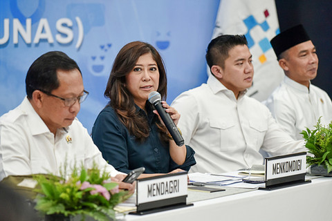 Menteri Komunikasi dan Digital Meutya Hafid bersama Seskab Teddy Indra Wijaya, Mendagri Tito Karnavian dan Mendukbangga/Kepala BKKBN Wihaji memberikan keterangan kepada wartawan usai rapat koordinasi di gedung KemKomdigi, Jakarta, Rabu (11/3/2026). Foto: Fakhri Hermansyah/ANTARA FOTO