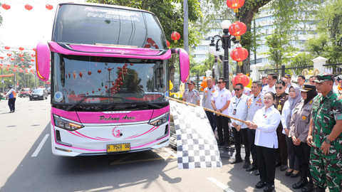 Pemkot Semarang kirim tujuh bus menuju TMII Jakarta yang akan membawa pemudik kembali ke Semarang, Jawa Tengah di depan halaman Balaikota Semarang, Rabu (11/3/2026). Foto: Pemkot Semarang