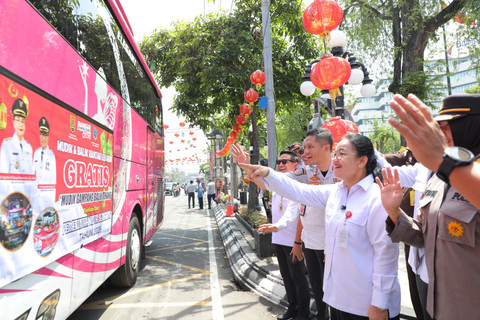 Pemkot Semarang kirim tujuh bus menuju TMII Jakarta yang akan membawa pemudik kembali ke Semarang, Jawa Tengah di depan halaman Balaikota Semarang, Rabu (11/3/2026). Foto: Pemkot Semarang