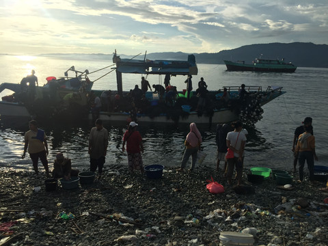Foto saat para ABK dan Nelayan (yang merupakan pekerja informal) hendak merapat, Dokumentasi Penelitian PRN 2021