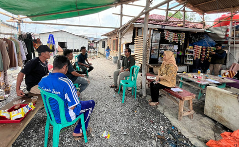 Foto saat melakukan wawancara mendalam kepada para ABK (pekerja informal-termasuk kelompook rentan) yang sedang istirahat (kapal merapat), Dokumentasi Penelitian KONEKSI tahun 2024