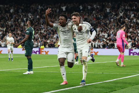Selebrasi Vinicius Junior dan Federico Valverde saat Real Madrid vs Manchester City dalam laga leg pertama 16 besar Liga Champions 2025/26 di Estadio Santiago Bernabeu, Kamis (12/3) dini hari WIB. Foto: REUTERS/Violeta Santos Moura