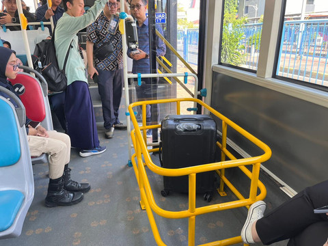 Armada Transjabodetabek Rute SH2 Blok M-Soekarno Hatta yang diresmikan di Terminal Blok M, Jakarta Selatan, Kamis (12/3). Foto: Nasywa Athifah/kumparan