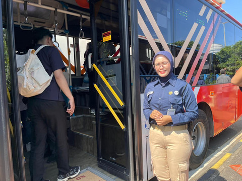 Petugas mengatur arus transportasi penumpang di armada Transjabodetabek Rute SH2 Blok M-Soekarno Hatta yang diresmikan di Terminal Blok M, Jakarta Selatan, Kamis (12/3). Foto: Nasywa Athifah/kumparan