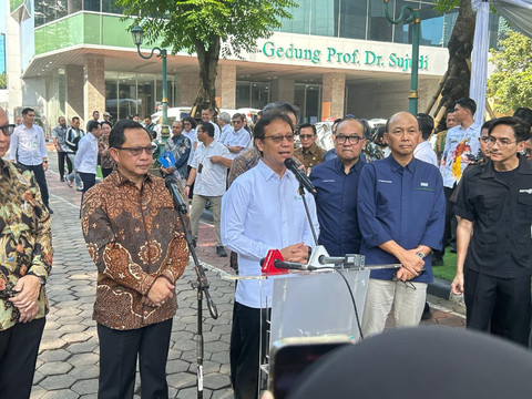 Menteri Kesehatan Budi Gunadi Sadikin dan Menteri Dalam Negeri Tito Karnavian dalam Penyerahan Ambulans pada Daerah Terdampak Bencana Hidrometeorologi di Kantor Kemenkes, Jakarta, Kamis (12/3). Foto: Nauval Pratama/kumparan