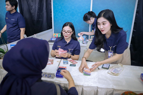 Warga menukarkan uang untuk keperluan "THR Lebaran" di Basket Hall kawasan Gelora Bung Karno (GBK), Jakarta, Kamis (12/3/2026). Foto: Jamal Ramadhan/kumparan