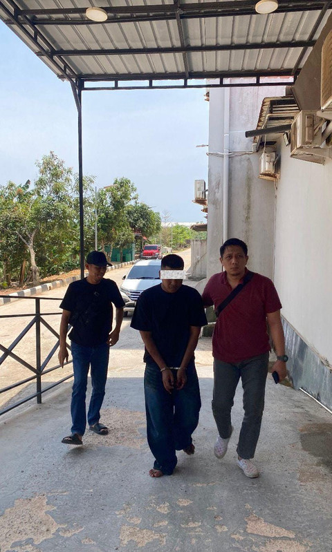 Petugas polisi menangkap MY (31 tahun), terkait kasus gay bunuh gay di Batam. Foto: Dok. Istimewa
