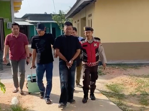 Petugas polisi menangkap MY (31 tahun), terkait kasus gay bunuh gay di Batam. Foto: Dok. Istimewa