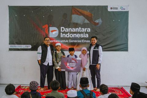 ASDP bagikan paket perlengkapan sekolah untuk anak-anak dalam memperingati satu tahun Danantara di Masjid BSI, kawasan Bakauheni Harbour City, Lampung Selatan. Foto: Dok. ASDP