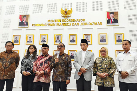 Konferensi pers usai penandatanganan SKB 7 Menteri Tentang Pedoman Pemanfaatan dan Pembelajaran Teknologi Digital dan Kecerdasan Artifisial di Jalur Pendidikan Formal, Nonformal, dan Informal di Kemenko PMK, Jakarta Pusat, Kamis (12/3). Foto: Zamachsyari/kumparan