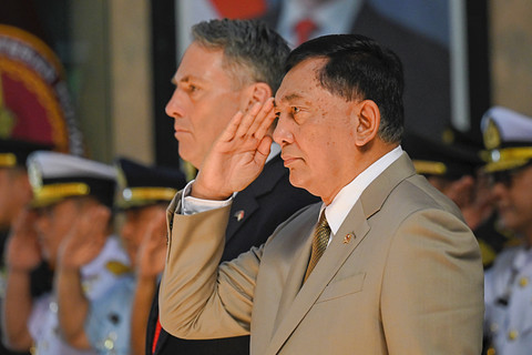 Menteri Pertahanan Sjafrie Sjamsoeddin (kanan) dan Wakil Perdana Menteri sekaligus Menteri Pertahanan Australia Richard Marles memberikan hormat saat upacara penyambutan kunjungan di Kementerian Pertahanan, Jakarta, Kamis (12/3/2026). Foto: Hafidz Mubarak A/ ANTARA FOTO