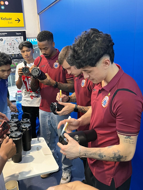 PAM JAYA bersama Persija membagikan tumbler gratis kepada masyarakat di Halte CSW, Jakarta Selatan. Foto: Dok. PAM JAYA