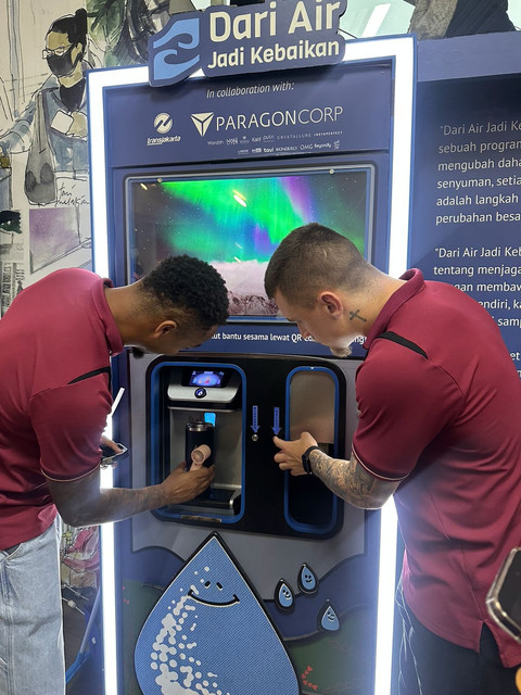 PAM JAYA bersama Persija membagikan tumbler gratis kepada masyarakat di Halte CSW, Jakarta Selatan. Foto: Dok. PAM JAYA