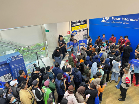Antrean warga saat ingin mendapatkan tumbler gratis yang diberikan oleh PAM JAYA bersama Persija di Halte CSW, Jakarta Selatan. Foto: Dok. PAM JAYA