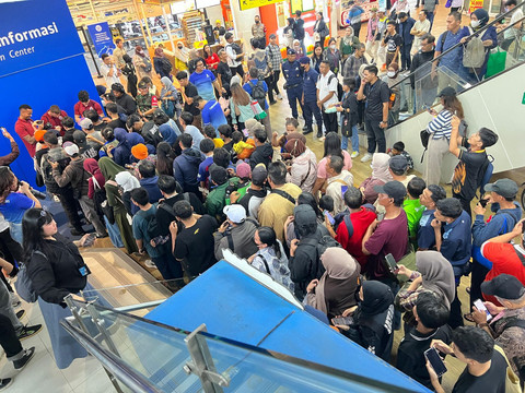 Antrean warga saat ingin mendapatkan tumbler gratis yang diberikan oleh PAM JAYA bersama Persija di Halte CSW, Jakarta Selatan. Foto: Dok. PAM JAYA