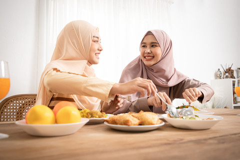 Ilustrasi perempuan muslim buka puasa. Foto: admin