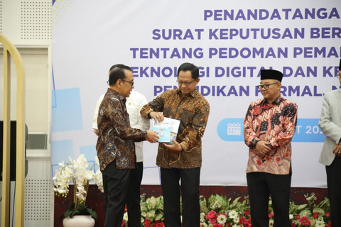 Mendagri Tito Karnavian menghadiri Pendatanganan SKB 7 Menteri terkait pedoman pemanfaatan teknologi digital dan kecerdasan artifisial di jalur pendidikan formal, non-formal, dan informal di Kemenko PMK, Jakarta, Kamis (12/3/2026). Foto: Dok. Kemendagri