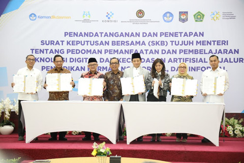 Pendatanganan SKB 7 Menteri terkait pedoman pemanfaatan teknologi digital dan kecerdasan artifisial di jalur pendidikan formal, non-formal, dan informal di Kemenko PMK, Jakarta, Kamis (12/3/2026). Foto: Dok. Kemendagri
