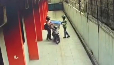 CCTV saat dua orang mengangkat boks kontainer ke atas motor. Foto: Istimewa