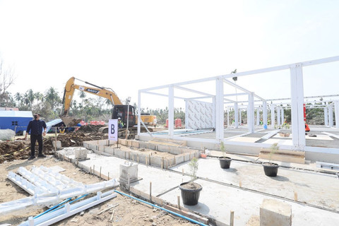 Proses pembangunan huntara bagi pengungsi bencana Sumatera. Foto: Dok. Satgas PRR