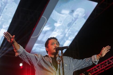 Penyanyi Salmanto Ashrizky Priadi atau Sal Priadi tampil pada acara Banten Creative Fest 2026 di Alun-alun Barat Kota Serang, Banten, Kamis (12/3/2026). Foto: Angga Budhiyanto/ ANTARA FOTO