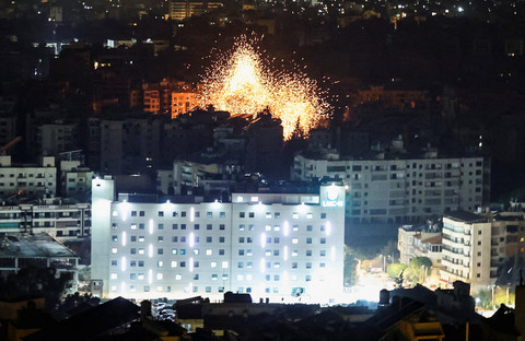 Kobaran api dan puing-puing berhamburan setelah serangan Israel yang dilaporkan terjadi di pinggiran selatan Beirut, menyusul eskalasi antara Hizbullah dan Israel, di tengah konflik AS-Israel dengan Iran, Lebanon, 13 Maret 2026. Foto: REUTERS/Amr Abdallah Dalsh