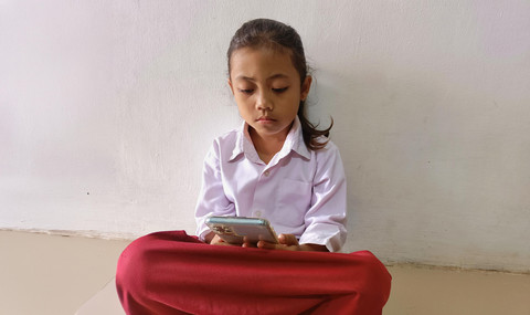 Ilustrasi Anak Remaja Menggunakan Gadget. Foto: Wahyudin_Bakry/Shutterstock