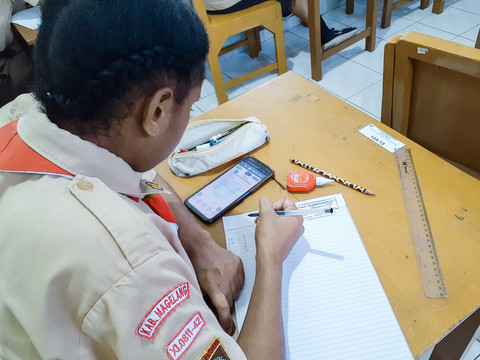 Ilustrasi Anak Remaja Menggunakan Gadget. Foto: Dani Indra/Shutterstock