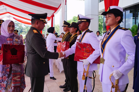 Agus Subiyanto melantik dan mengambil sumpah 796 Perwira Prajurit Karier TNI Reguler dan Program Khusus TA 2026 dalam upacara Prasetya Perwira di Mabes Tentara Nasional Indonesia, Cilangkap, Jakarta Timur, Kamis (12/3/2026). Foto: Dok. Mabes TNI