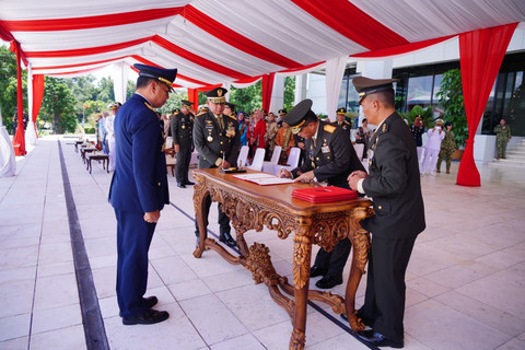 Agus Subiyanto melantik dan mengambil sumpah 796 Perwira Prajurit Karier TNI Reguler dan Program Khusus TA 2026 dalam upacara Prasetya Perwira di Mabes Tentara Nasional Indonesia, Cilangkap, Jakarta Timur, Kamis (12/3/2026). Foto: Dok. Mabes TNI