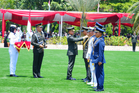 Agus Subiyanto melantik dan mengambil sumpah 796 Perwira Prajurit Karier TNI Reguler dan Program Khusus TA 2026 dalam upacara Prasetya Perwira di Mabes Tentara Nasional Indonesia, Cilangkap, Jakarta Timur, Kamis (12/3/2026). Foto: Dok. Mabes TNI