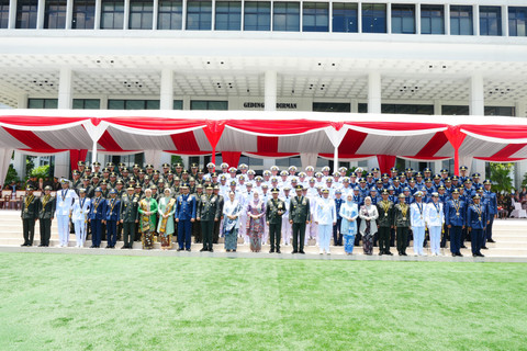 Agus Subiyanto melantik dan mengambil sumpah 796 Perwira Prajurit Karier TNI Reguler dan Program Khusus TA 2026 dalam upacara Prasetya Perwira di Mabes Tentara Nasional Indonesia, Cilangkap, Jakarta Timur, Kamis (12/3/2026). Foto: Dok. Mabes TNI