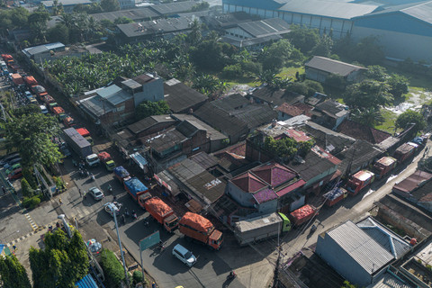 Foto udara sejumlah kendaraan terjebak kemacetan akibat antrean truk sampah di Jalan Raya Narogong, Cikiwul, Bekasi, Jawa Barat, Jumat (13/3/2026). Foto: Darryl Ramadhan/ANTARA FOTO