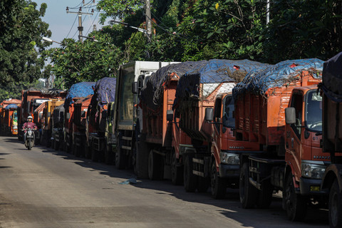 Pengendara sepeda motor melintas di dekat antrean truk sampah di Jalan Pangkalan Lima, Ciketing Udik, Bekasi, Jawa Barat, imbas longsor di Bantargebang, Jumat (13/3/2026). Foto: Darryl Ramadhan/ANTARA FOTO