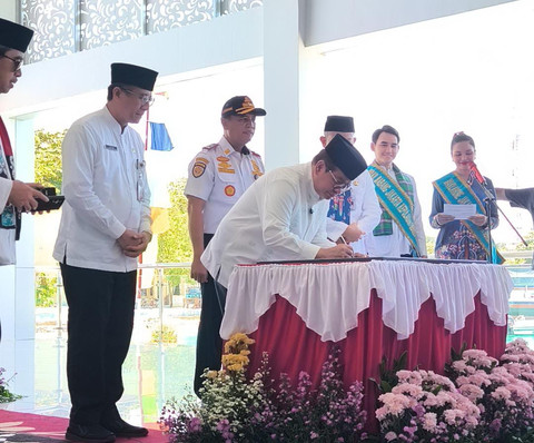 Gubernur DKI Jakarta, Pramono Anung, melakukan peresmian revitalisasi Pelabuhan Pulau Pari, Kepulauan Seribu, Jumat (13/3/2026). Foto: Jeni Ritanti/kumparan