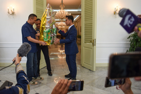 Wakil Presiden Gibran Rakabuming Raka (kanan) memberikan parsel kepada Ahli Digital Forensik Rismon Sianipar (kiri) usai menerima dan menggelar pertemuan di Istana Wakil Presiden, Jakarta, Jumat (13/3/2026).  Foto: Indrianto Eko Suwarso/ANTARA FOTO