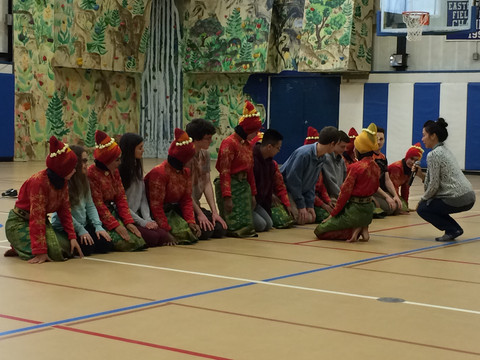 Kegiatan workshop Tim Tari Aceh di salah satu sekolah di Boston, Amerika Serikat (Dok. pribadi, 2014)