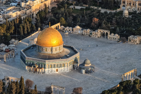 Foto udara kompleks Al-Aqsa yang sepi di tengah konflik AS-Israel dengan Iran, di Kota Tua Yerusalem, Jumat (13/3/2026). Foto: Ilan Rosenberg/REUTERS