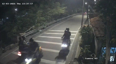 Video CCTV diduga penyiraman air keras di Jembatan Talang, Menteng Jakpus. Foto: Dok. Istimewa