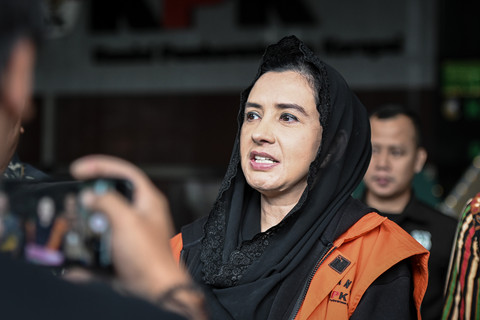 Tersangka kasus dugaan korupsi pengadaan barang dan jasa di Pemkab Pekalongan, Fadia Arafiq berjalan meninggalkan gedung Merah Putih KPK usai menjalani pemeriksaan lanjutan di Jakarta, Jumat (13/3/2026).  Foto: Sulthony Hasanuddin/ANTARA FOTO 