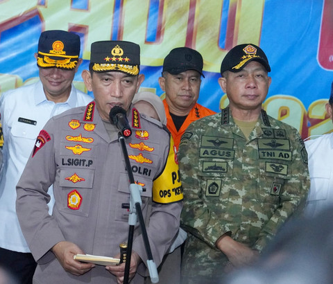 Panglima TNI Jenderal TNI Agus Subiyanto bersama Kapolri Jenderal Polisi Listyo Sigit Prabowo dan beberapa menteri Kabinet Merah Putih meninjau Pelabuhan Merak di Dermaga Eksekutif Pelabuhan ASDP Merak, Banten, Jumat (13/3/2026). Foto: Dok. Puspen TNI