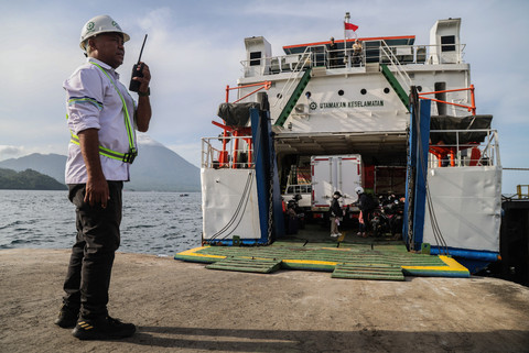 Petugas ASDP berkomunikasi dengan ABK mengunakan Handy Talky (HT) untuk persiapan keberangkatan Kapal Feri di Pelabuhan Penyeberangan Feri Bastiong Ternate, Maluku Utara, Sabtu (14/3/2026).  Foto: Andri Saputra/ANTARA FOTO