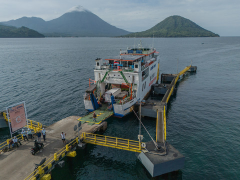 Foto udara Kapal Feri di Pelabuhan Penyeberangan Feri Bastiong Ternate, Maluku Utara, Sabtu (14/3/2026).  Foto: Andri Saputra/ANTARA FOTO