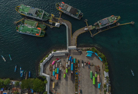 Foto udara Sejumlah Kapal Feri di Pelabuhan Penyeberangan Feri Bastiong Ternate, Maluku Utara, Sabtu (14/3/2026).  Foto: Andri Saputra/ANTARA FOTO