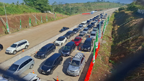 Kendaraan melintas di Tol Bogor Ciawi Sukabumi (Bocimi) seksi 3 yang difungsikan sebagai jalur fungsional untuk arus mudik lebaran 2026, Sabtu (14/3). Foto: Dok. kumparan
