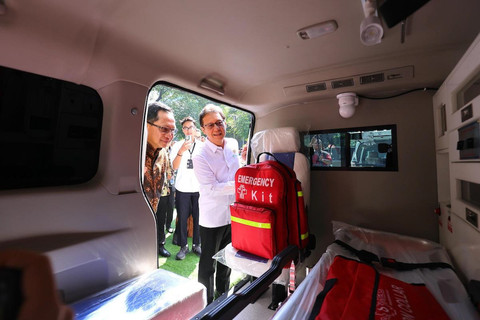 Kasatgas PRR Tito Karnavian bersama Menkes Budi Gunadi Sadikin melihat unit ambulans yang akan dikirim ke daerah terdampak bencana di Jakarta, Kamis (12/3/2026). Foto: Dok. Satgas PRR